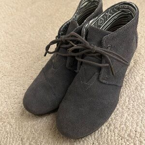 Tom’s wedge booties